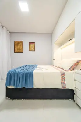 Uma cama ou camas num quarto em Room near the Beach