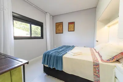 Uma cama ou camas num quarto em Room near the Beach