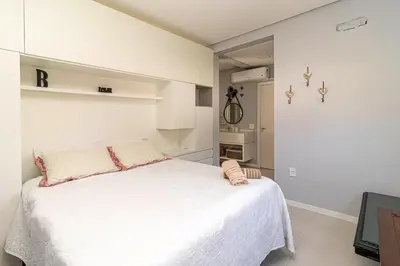 Uma cama ou camas num quarto em Room near the Beach
