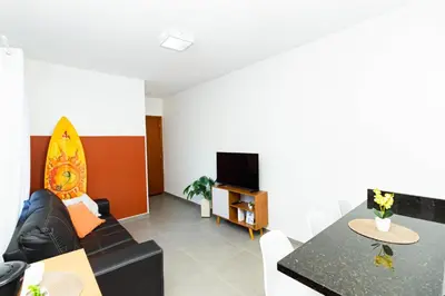 Uma televisão e/ou sistema de entretenimento em Lindo ap em condomínio fechado