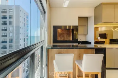 A cozinha ou kitchenette de Aptos em prédio a 90 m da praia de Perequê - RIHs