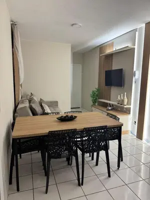 Uma televisão e/ou sistema de entretenimento em Apartamento dois quartos Aconchegante e bem localizado