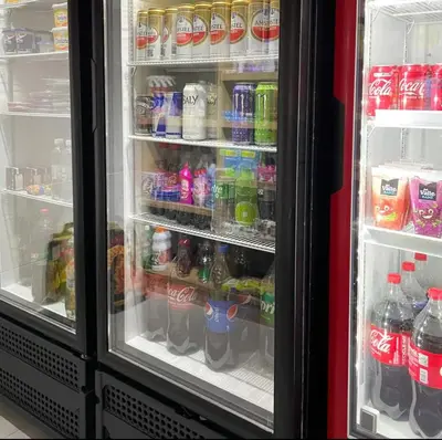 Um supermercado ou outras lojas no apartamento ou nas proximidades