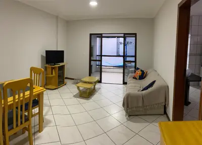 Uma televisão e/ou sistema de entretenimento em Apartamento Meia Praia
