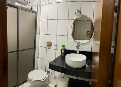 Uma casa de banho em Apartamento Meia Praia