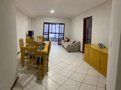 Uma televisão e/ou sistema de entretenimento em Apartamento Meia Praia