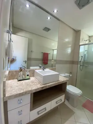 Uma casa de banho em Apartamento 4 suítes perto do mar