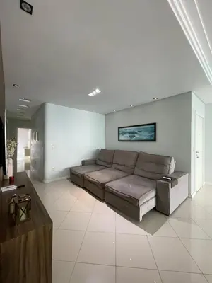Uma área de estar em Apartamento 4 suítes perto do mar