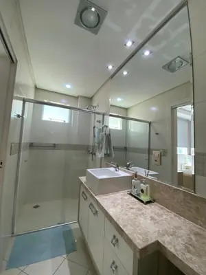 Uma casa de banho em Apartamento 4 suítes perto do mar