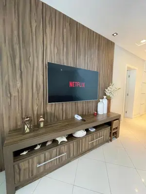 Uma televisão e/ou sistema de entretenimento em Apartamento 4 suítes perto do mar