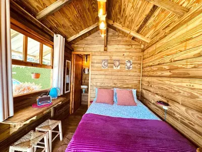 Uma cama ou camas num quarto em Chalé rústico no centro de Tijucas