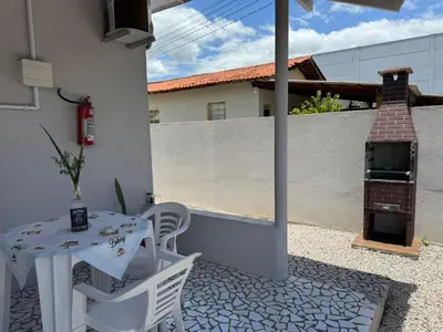 As comodidades para churrasco disponíveis para os clientes deste chalé