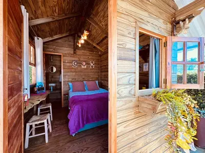 Uma cama ou camas num quarto em Chalé rústico no centro de Tijucas