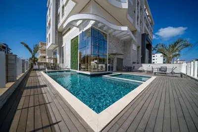 A planta de Apartamento em Mariscal com 2 quartos, piscina no condominio