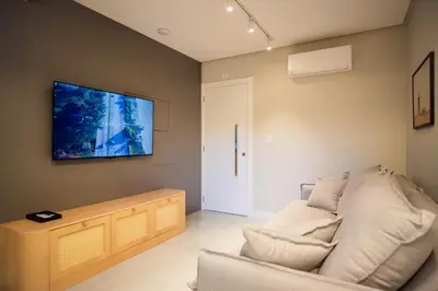 Uma televisão e/ou sistema de entretenimento em Cobertura Duplex 250m da praia vista para o mar