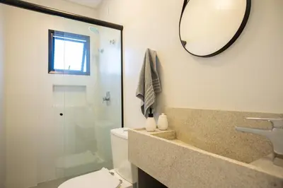 Uma casa de banho em Cobertura Duplex 250m da praia vista para o mar