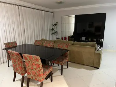 Uma televisão e/ou sistema de entretenimento em Apartamento próximo à praia e ao Hard Rock Café