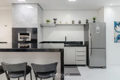 A cozinha ou kitchenette de Estadia completa a 500m do mar em Itapema - STWs