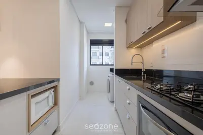 A cozinha ou kitchenette de Estadia completa a 500m do mar em Itapema - STWs