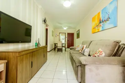 Uma televisão e/ou sistema de entretenimento em Apto aconchegante na Barra Sul DD5438