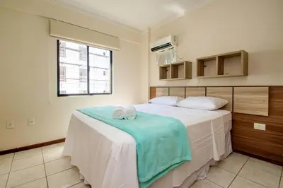 Uma cama ou camas num quarto em Apto aconchegante na Barra Sul DD5438