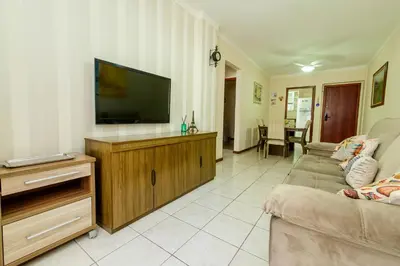 Uma televisão e/ou sistema de entretenimento em Apto aconchegante na Barra Sul DD5438