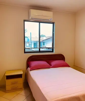 Uma cama ou camas num quarto em Apartamento no Centro de Bombinhas a 100m da Praia