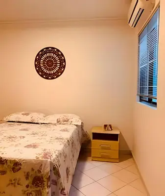 Uma cama ou camas num quarto em Apartamento no Centro de Bombinhas a 100m da Praia