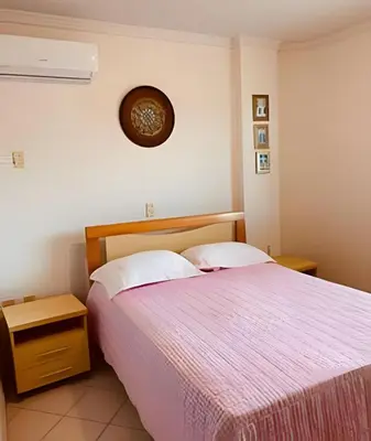 Uma cama ou camas num quarto em Apartamento no Centro de Bombinhas a 100m da Praia