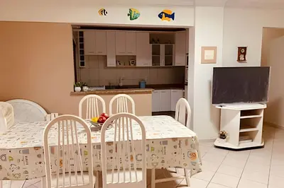 Uma televisão e/ou sistema de entretenimento em Apartamento no Centro de Bombinhas a 100m da Praia