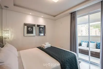 Uma cama ou camas num quarto em Apto c/ piscina e churrasq., 280m da praia IMD0502