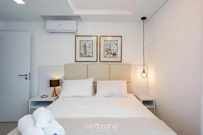 Uma cama ou camas num quarto em Apto c/ piscina e churrasq., 280m da praia IMD0502