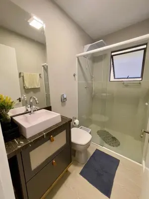 Uma casa de banho em Casa Bella Mar - Apartamento Meia Praia