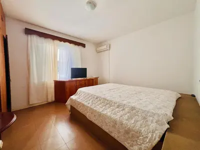 Uma cama ou camas num quarto em Ampla casa steps from the beach