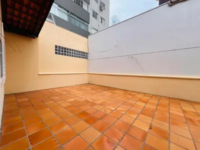 A planta de Ampla casa steps from the beach