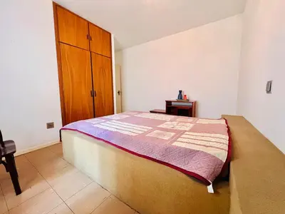 Uma cama ou camas num quarto em Ampla casa steps from the beach