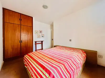 Uma cama ou camas num quarto em Ampla casa steps from the beach