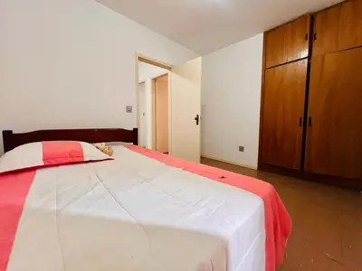 Uma cama ou camas num quarto em Ampla casa steps from the beach