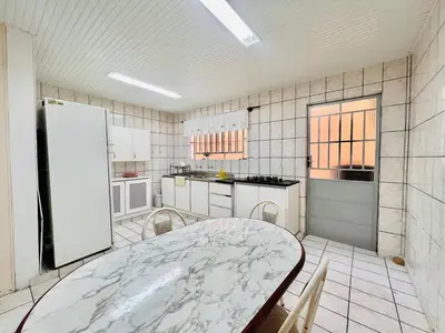 A cozinha ou kitchenette de Ampla casa steps from the beach