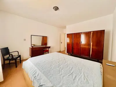Uma cama ou camas num quarto em Ampla casa steps from the beach