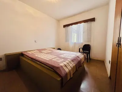 Uma cama ou camas num quarto em Ampla casa steps from the beach