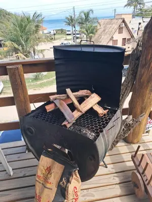 As comodidades para churrasco disponíveis para os clientes deste apartamento