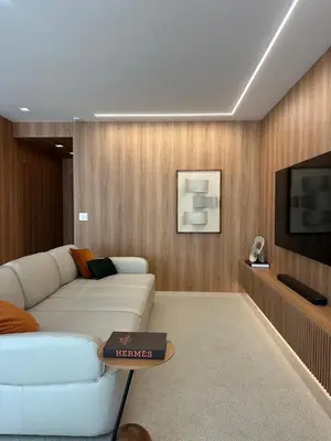 Uma televisão e/ou sistema de entretenimento em Apt luxo vista mar 160m com jacuzzi e 2 garagens