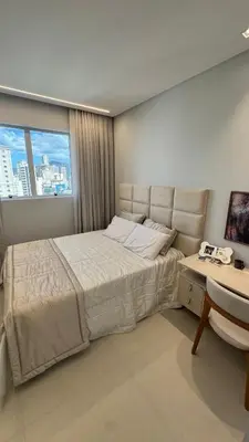 Uma cama ou camas num quarto em Apt luxo vista mar 160m com jacuzzi e 2 garagens