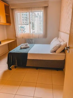 Uma cama ou camas num quarto em Apartamento ao lado passeio são miguel- 400m Praia