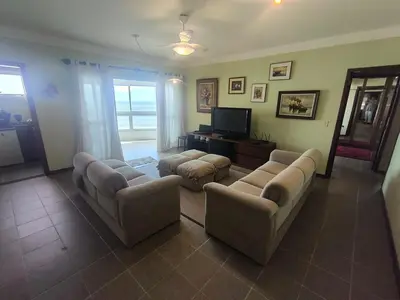 Uma área de estar em Apartamento 3 dormitórios frente mar