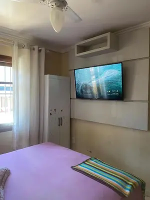 Uma cama ou camas num quarto em Casa térrea, 2 quartos 30m da Praia para 3 pessoas