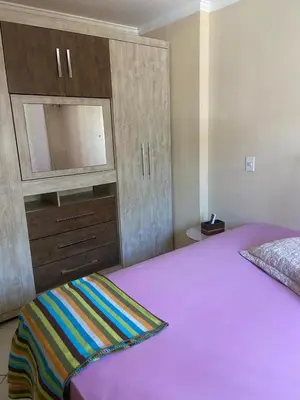 Uma cama ou camas num quarto em Casa térrea, 2 quartos 30m da Praia para 3 pessoas