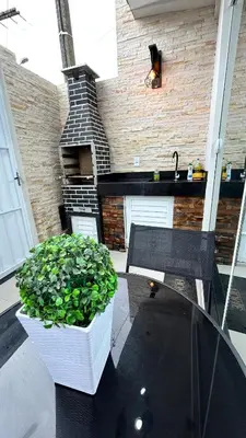 A planta de Casa Duplex Completa a Poucos Minutos da Praia