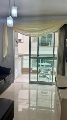 Uma área de estar em Apartamento 3 quartos praia de Bombas